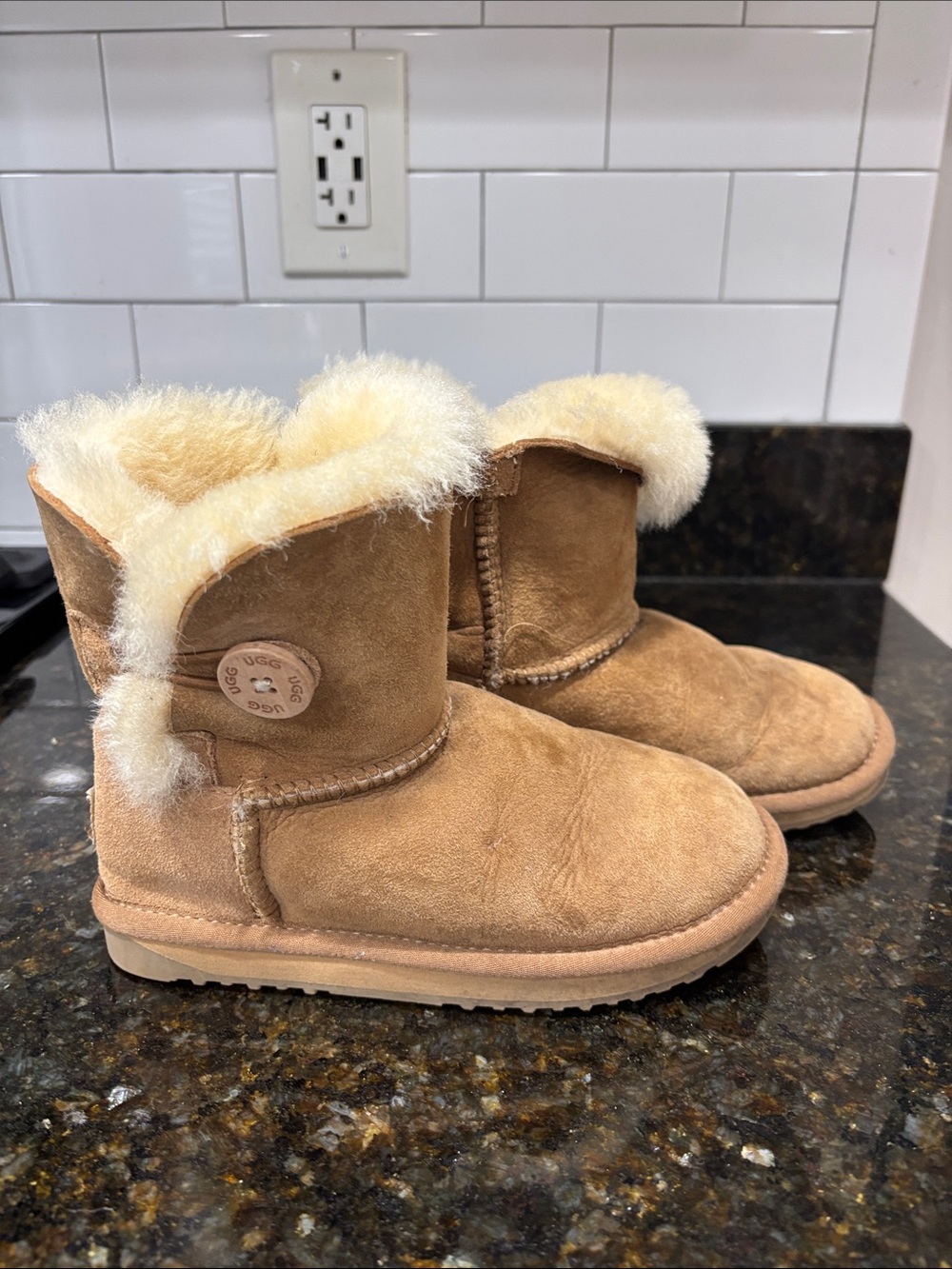 UGG Australia Kids Chestnut Bailey Button Sheepskin Boots Size 13-1
